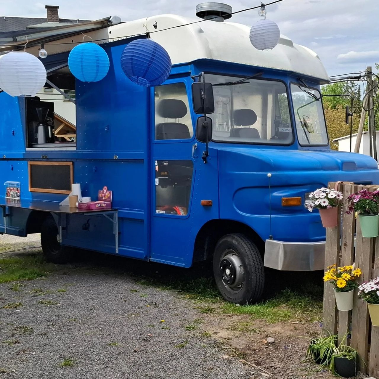 Kein Facebook? Kein Instagram? Hier erfährst du trotzdem alles über den Sir Mampfelot Foodtruck in den sozialen Medien.