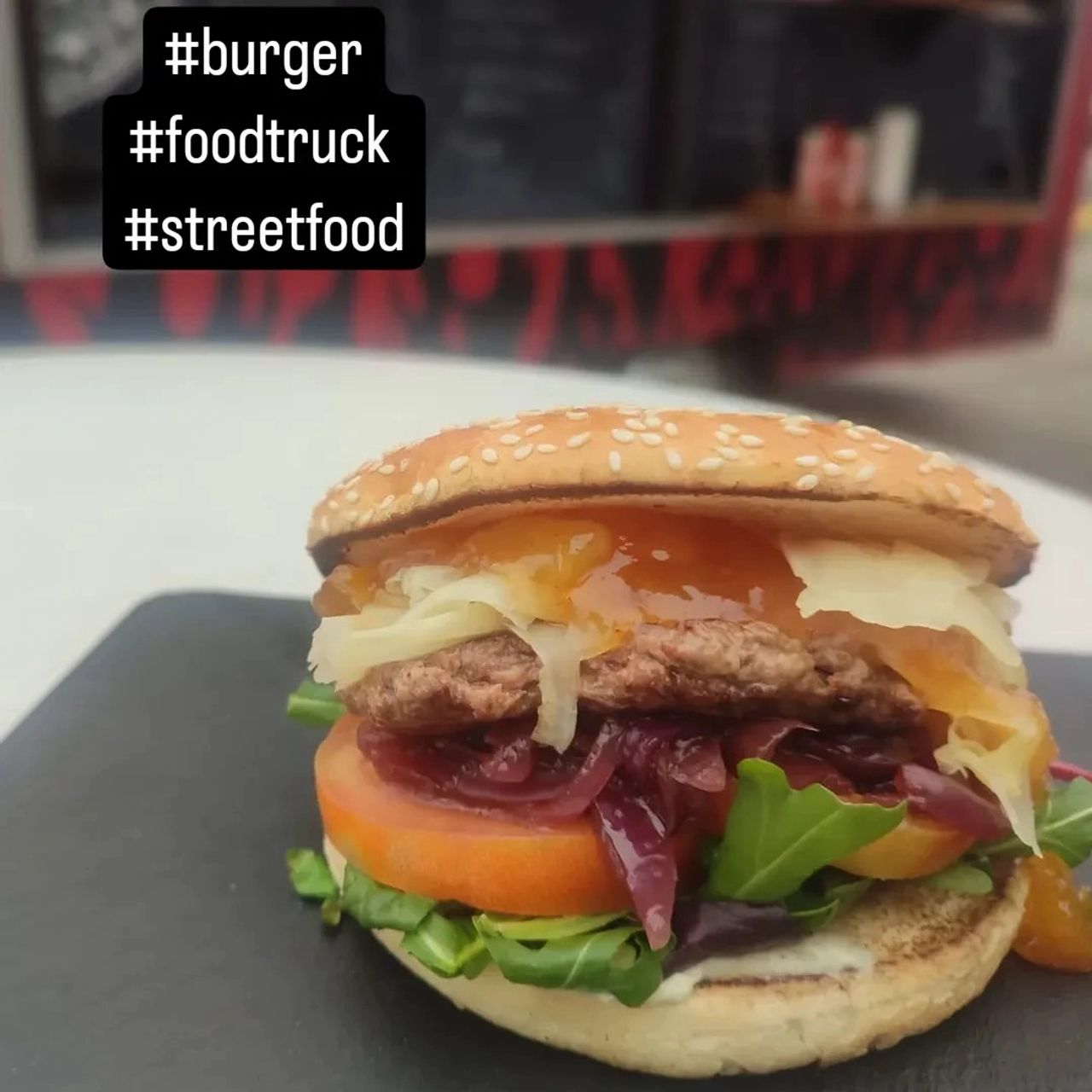Sir Mampfelot Foodtruck in den sozialen Medien Kein Facebook? Kein Instagram? Hier erfährst du trotzdem alles über den Sir Mampfelot Foodtruck in den sozialen Medien.