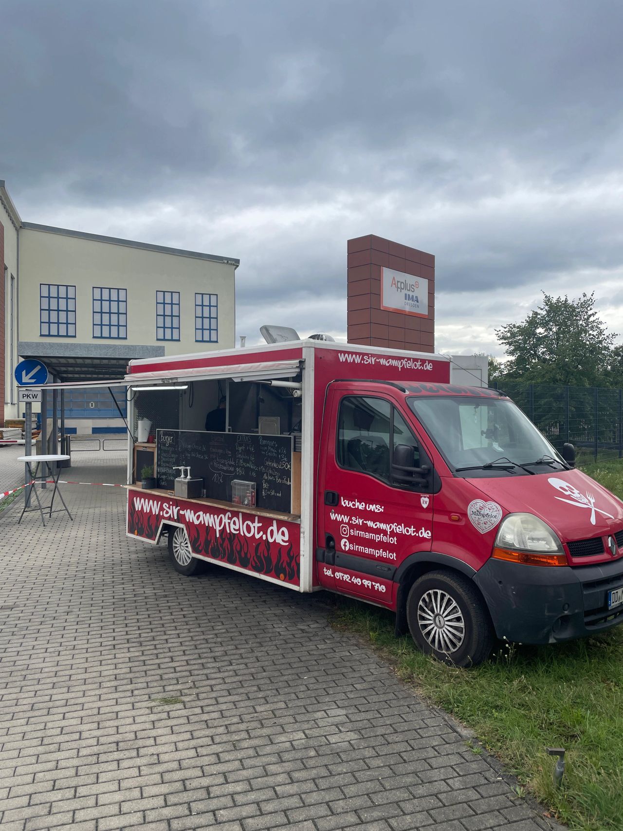 Burger zum Mittag? Erlebe uns live mit unserem Burger-Foodtruck am Nanocenter, bei Infineon oder am Waldschlösschen Brauhaus in Dresden.